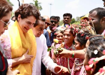 प्रियंका गांधी ने जबलपुर से किया मध्यप्रदेश का चुनावी शंखनाद, किए पांच वादे