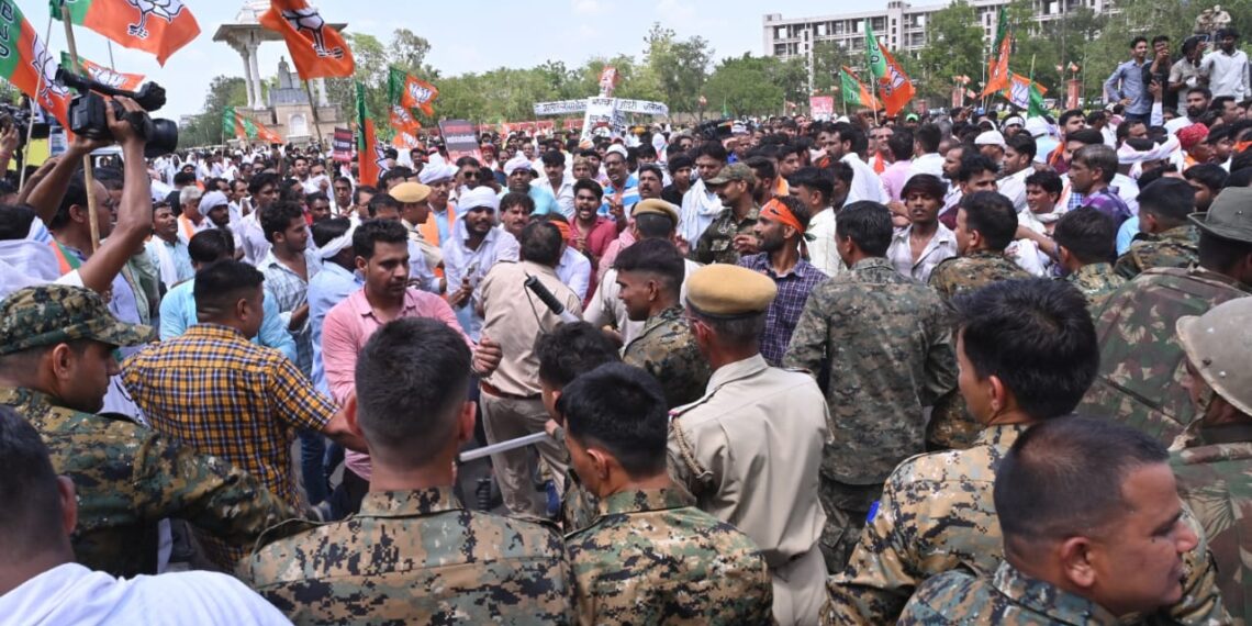राजस्थान: जयपुर में पेपर लीक के खिलाफ प्रदर्शन कर रहे बीजेपी कार्यकर्ताओं पर पुलिस ने वाटर कैनन का इस्तेमाल किया