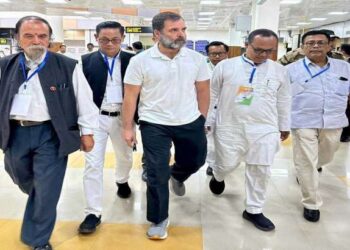 बिष्णुपुर के पास पुलिस द्वारा अपने काफिले को रोके जाने के बाद कांग्रेस नेता राहुल गांधी इंफाल लौटे