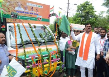 एमपी कृषि मंत्री कमल पटेल ने प्रचार रथों को दिखाई हरी झण्डी