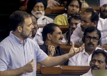 बीजेपी महिला सांसदों ने राहुल गांधी के 'फ्लाइंग किस' करने के खिलाफ स्पीकर से शिकायत की, पढ़ें