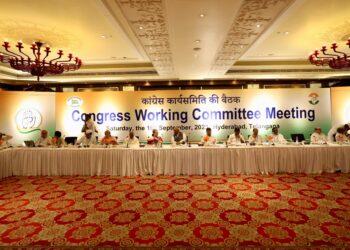 कांग्रेस कार्यसमिति की दो दिवसीय बैठक हैदराबाद में शुरू, खरगे, सोनिया-राहुल मौजूद