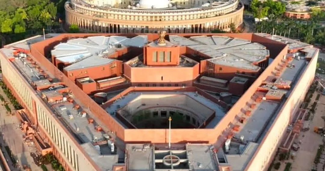 संसद भवन की सुरक्षा में बड़ी चूक: युवक दीवार फांद कर गरुड़ द्वार तक पहुंचा - Panchayati Times