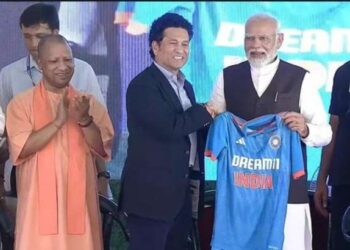 सचिन तेंदुलकर ने पीएम मोदी को विशेष 'नमो जर्सी' उपहार में दी