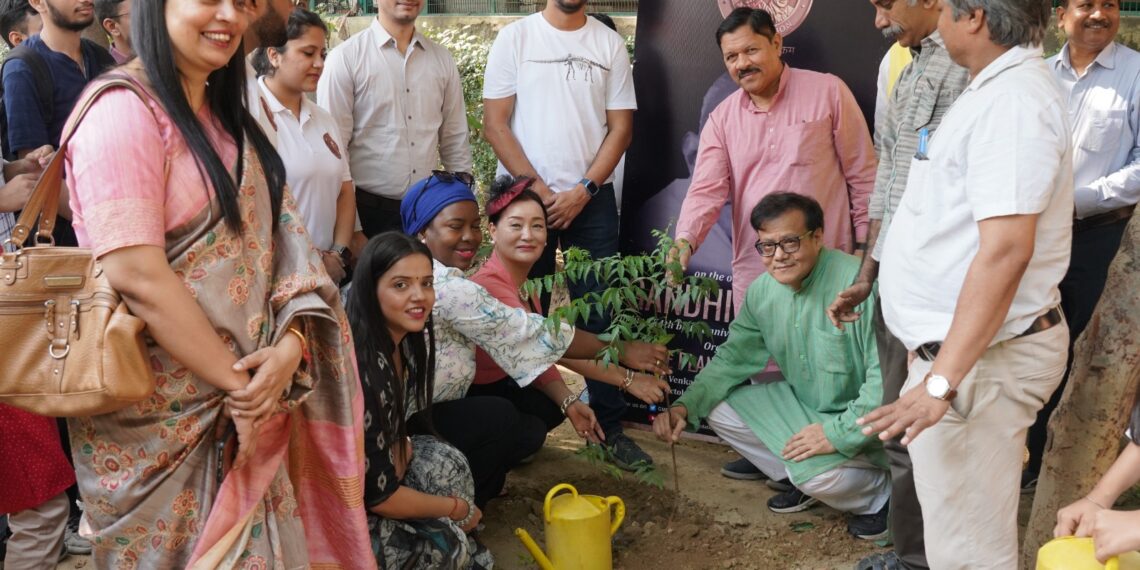 गांधी मंडेला फाउंडेशन ने राष्ट्रपिता महात्मा गांधी के 154वें जयंती के अवसर पर वृक्षारोपण कार्यक्रम का आयोजन किया