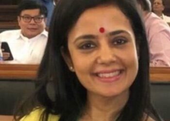 संसद में सवाल पूछने के बदले रुपया लेने के मामले में फंसती दिख रही महुआ मोइत्रा