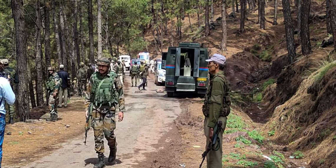 जम्मू-कश्मीर: राजौरी में मुठभेड़ में चार जवान शहीद, एक आतंकवादी ढेर
