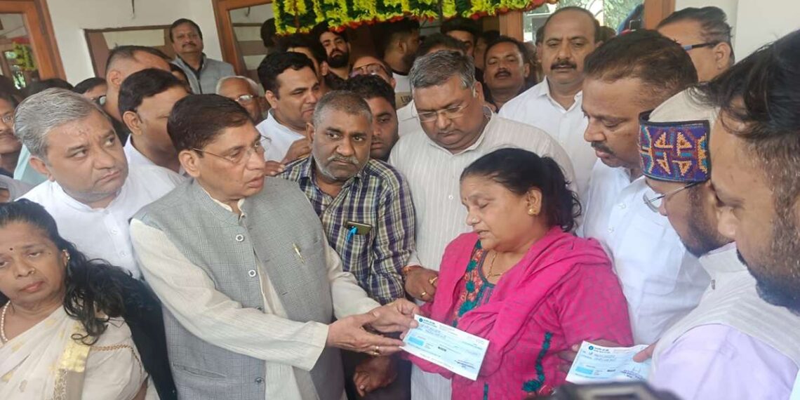 यूपी सरकार ने शहीद कैप्टन के परिवार को सौंपा 50 लाख का चेक