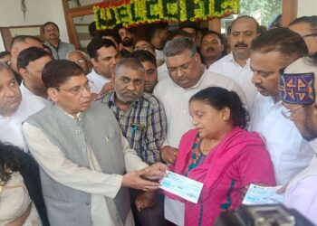 यूपी सरकार ने शहीद कैप्टन के परिवार को सौंपा 50 लाख का चेक