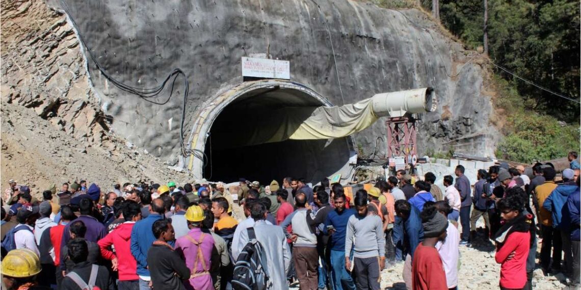 उत्तराखंड सुरंग हादसा: फंसे 41 मजदूरों से महज 12 मीटर की दूरी पर बचाव दल