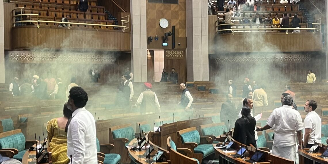 संसद में हुई सुरक्षा चूक पर विपक्ष ने की गृह मंत्री के बयान की मांग