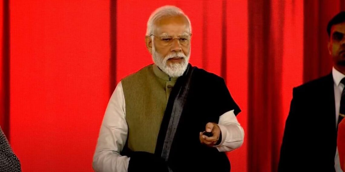 पीएम मोदी ने 15,700 करोड़ की परियोजनाओं का शुभारंभ किया