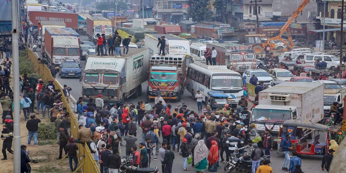 ट्रक चालकों ने हिट एंड रन कानून के खिलाफ किया चक्का जाम