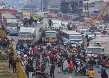 ट्रक चालकों ने हिट एंड रन कानून के खिलाफ किया चक्का जाम