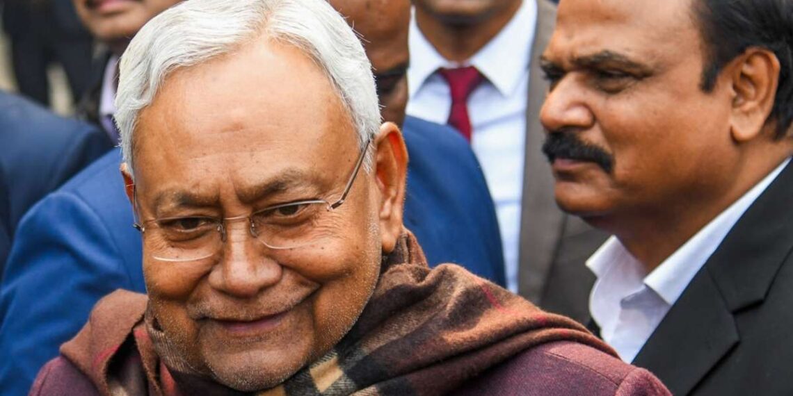 'रंग बदलने में गिरगिट को टक्कर दे रहे नीतीश कुमार