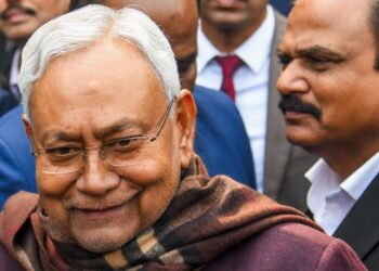 'रंग बदलने में गिरगिट को टक्कर दे रहे नीतीश कुमार