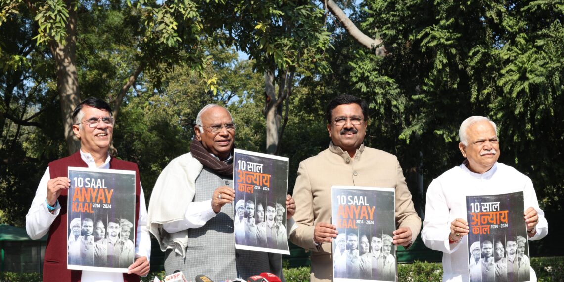कांग्रेस ने मोदी सरकार के खिलाफ 'Black Paper' जारी किया