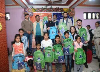 अनुराग ठाकुर ने किया स्कूल बैग का वितरण