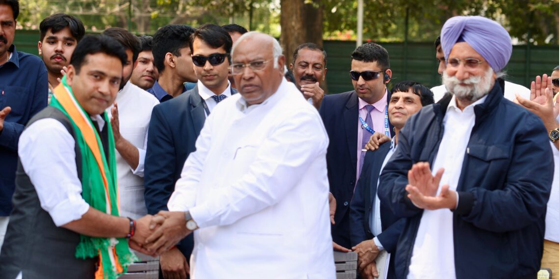 भाजपा सांसद राहुल कस्वां को कांग्रेस अध्यक्ष ने दिलाई कांग्रेस की सदस्यता