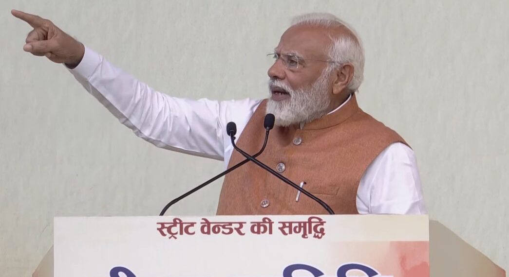 पीएम मोदी ने स्वनिधि योजना के लाभार्थियों से किया संवाद