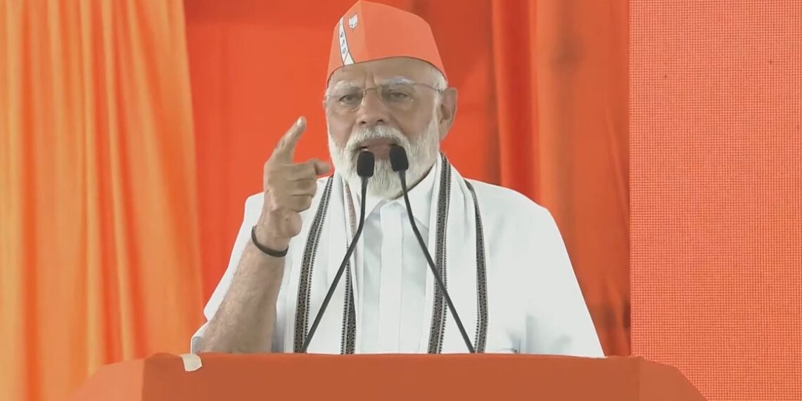 पीएम मोदी ने दिया "मैं हूं मोदी का परिवार" का नारा