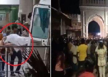 मुख्तार के घर पर लोगों का हुजूम