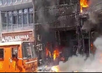 पटना जंक्शन के पास लगी भीषण आग, कई लोग हैं फंसे