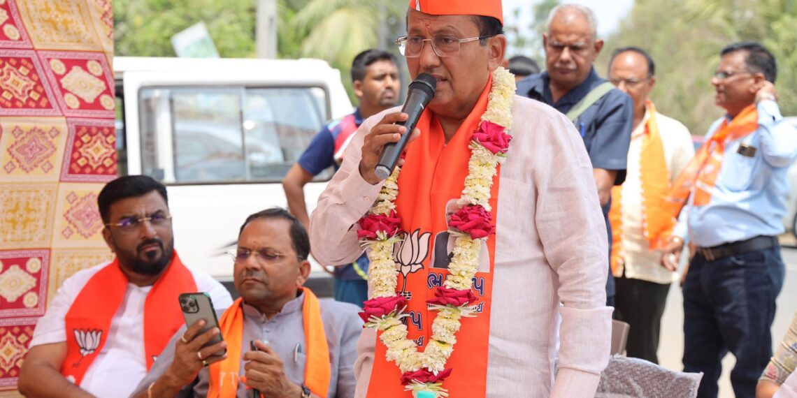 सूरत से बीजेपी लोकसभा उम्मीदवार मुकेश दलाल निर्विरोध जीते