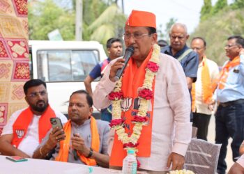 सूरत से बीजेपी लोकसभा उम्मीदवार मुकेश दलाल निर्विरोध जीते
