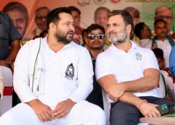 बिहार में राहुल गांधी का मंच धंसा, सभी लोग सुरक्षित