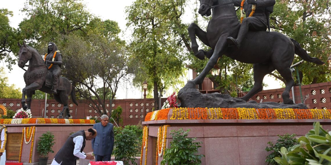 संसद परिसर में स्वतंत्रता सेनानियों की मूर्तियां खिसकाने पर विपक्ष ने जताई आपत्ति
