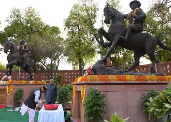 संसद परिसर में स्वतंत्रता सेनानियों की मूर्तियां खिसकाने पर विपक्ष ने जताई आपत्ति