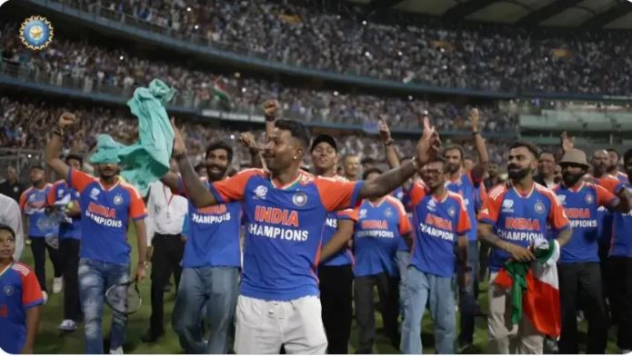 Team India Victory Parade: Fans threw T-shirt towards Hardik Pandya, Bumrah could not stop laughing