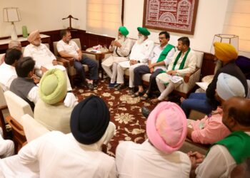 राहुल गांधी ने किसान नेताओं से संसद में की मुलाकात - Panchayati Times