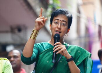 दिल्ली एलजी वीके सक्सेना ने सीएम आतिशी को बताया केजरीवाल से बेहतर सीएम - Panchayati Times