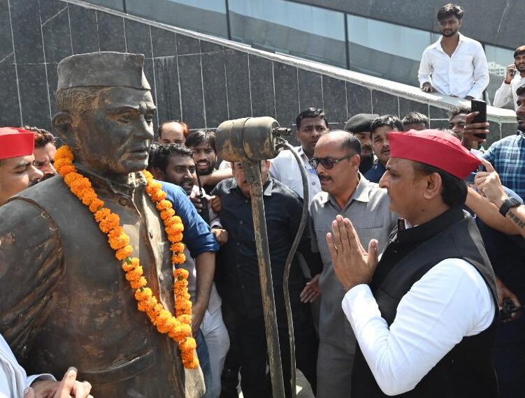 Akhilesh yadav in-lucknow-jaiprakash-narayan-center on 122nd jayanti
