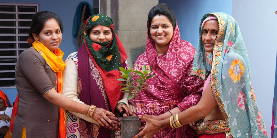 हॉकी वाली सरपंच नीरू यादव ने "कन्या दान में पौधा" मुहीम की शुरुआत की - Panchayati Times