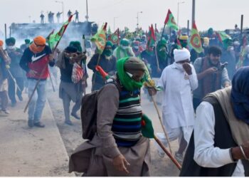 शंभू बॉर्डर से वापस लौटे किसान, बोले-केमिकल वाले फूल बरसाए (Source: SM)