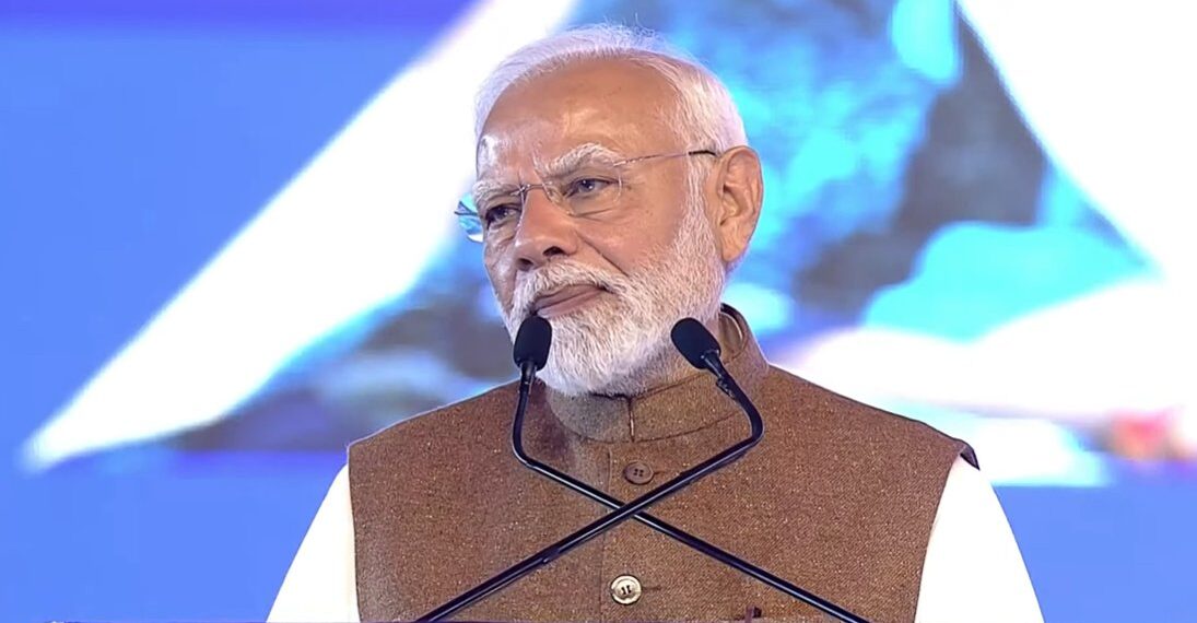 पीएम मोदी का विमान पेरिस यात्रा के दौरान पाकिस्तान में इतनी देर रहा - Panchayati TImes