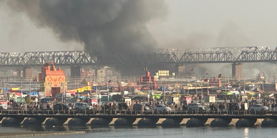 प्रयागराज महाकुंभ मेला क्षेत्र में लगी भीषण आग, कई टेंट जलकर राख : देखें वीडियो