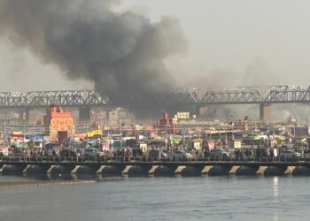 प्रयागराज महाकुंभ मेला क्षेत्र में लगी भीषण आग, कई टेंट जलकर राख : देखें वीडियो