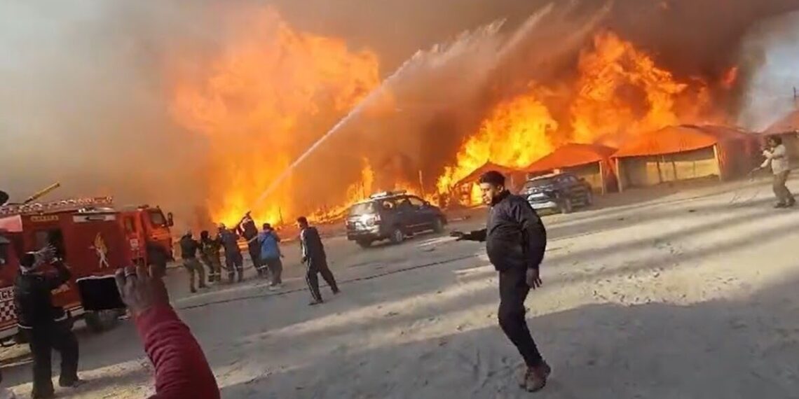 आग लगने के बाद सीएम योगी पहुंचे महाकुंभ, पीएम मोदी ने लिया संज्ञान