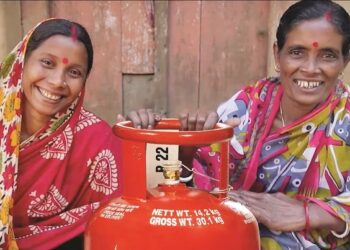 PMUY Free Cylinder Scheme: Know which women get its benefit and how to apply