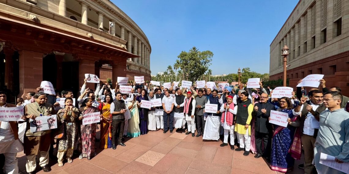 विपक्ष ने हथकड़ी लगाकर किया संसद में विरोध प्रदर्शन - Panchayati Times