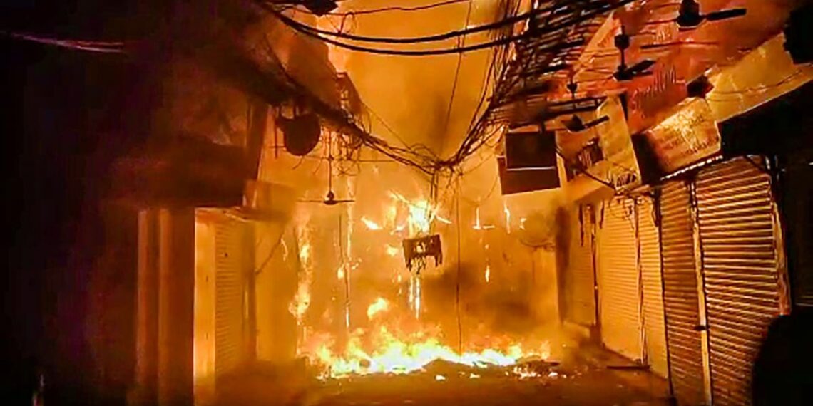 Delhi: Massive fire at Chandni Chowk's Bhagirath Palace Market, 9 fire engines present at the spot