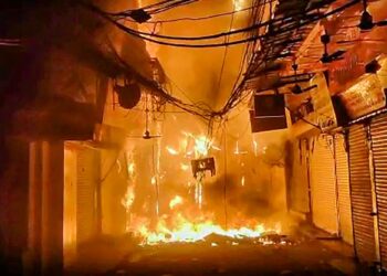 Delhi: Massive fire at Chandni Chowk's Bhagirath Palace Market, 9 fire engines present at the spot