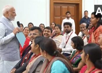 PM MUDRA Yojana के लाभार्थियों से पीएम ने की बात, यूपी से आई महिला ने बताया-महीने का कमाती हैं 3 लाख रुपये (Pic credit- ANI)