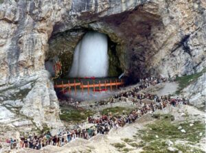 अमरनाथ यात्रा 2025: सुरक्षा चाक-चौबंद, यात्रा मार्ग नो-फ्लाई ज़ोन घोषित - पंचायती टाइम्स अमरनाथ यात्रा 2025: सुरक्षा चाक-चौबंद, यात्रा मार्ग नो-फ्लाई ज़ोन घोषित - Panchayati Times