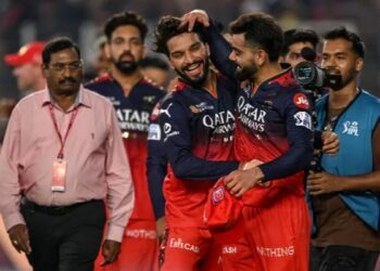 This trophy belongs to them as much as it belongs to me'.. Virat Kohli gave the credit of victory to AB de Villiers and Chris Gayle