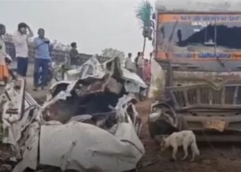 Road Accident: Eco car crushed under truck in Jhabua, Madhya Pradesh, 9 people of the same family died tragically